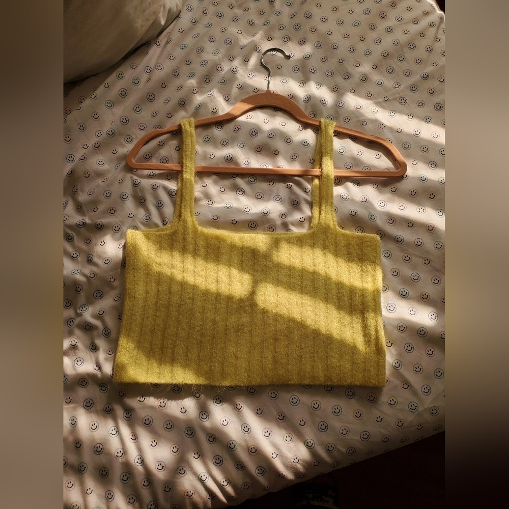 Pastel yellow fuzzy ribbed crop top 🌻